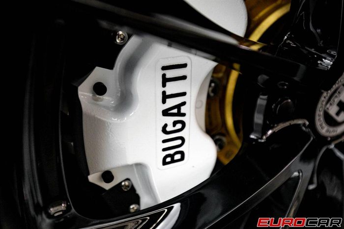  Kẹp phanh hiệu năng cao của Bugatti Veyron được sơn đồng màu với ngoại thất, có giá trị khoảng 1.800 USD. 