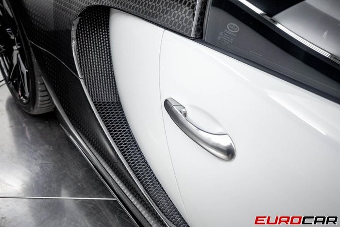  Màu sơn trắng Bugatti Blanc với hiệu ứng kim cương có giá 41.695 USD. Gói bảo vệ ngoại thất dành riêng cho mẫu hypercar này lên đến 47.000 USD. 