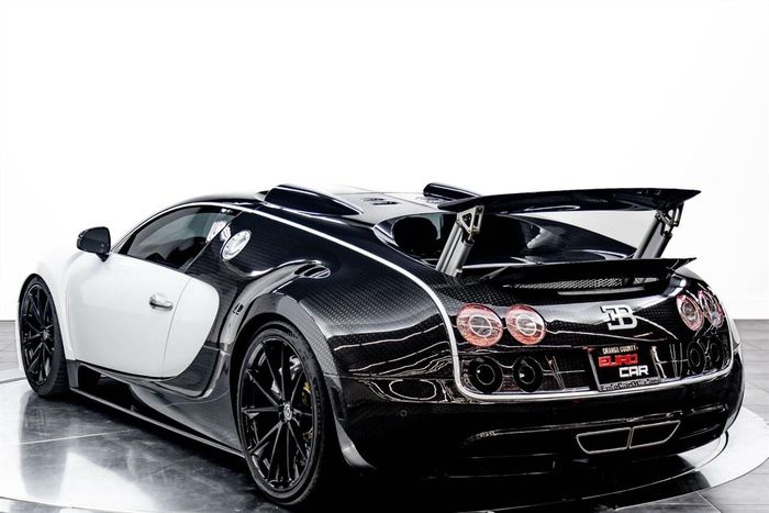  Từ 2005 đến 2015, có 450 chiếc Bugatti Veyron được chế tạo. Tuy nhiên, chỉ có 2 chiếc Veyron được nâng cấp với gói độ Mansory Linea Vivere. 