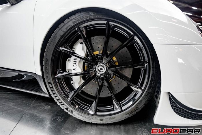  So với chiếc Mansory Linea Vivere đầu tiên sở hữu bộ mâm Mansory 5 chấu 21 inch, chiếc Veyron này được trang bị mâm HRE có giá 17.950 USD. 