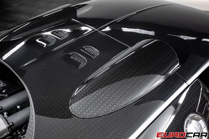  Mui xe và tấm che khoang động cơ được mô phỏng theo thiết kế của Veyron Super Sport. Tất cả đều được chế tác từ sợi carbon. 