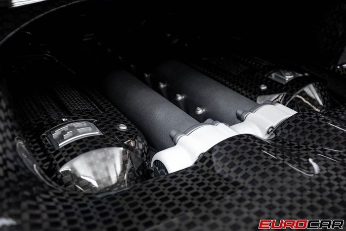  Bugatti Veyron EB 16.4 nguyên bản được trang bị động cơ W16 dung tích 8.0L, sản sinh công suất tối đa 1.001 mã lực và mô-men xoắn cực đại 1.250 Nm. 