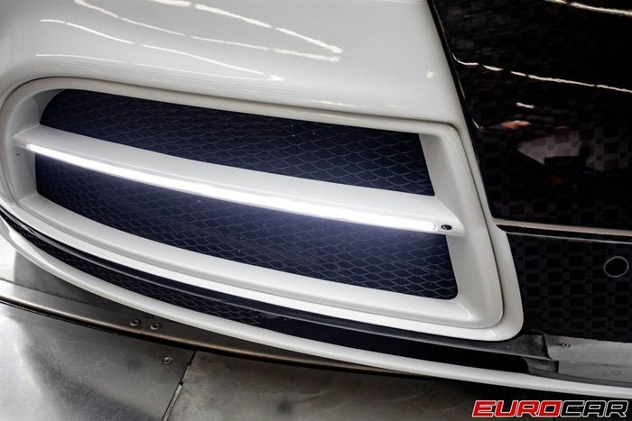  Chiếc Veyron Mansory Linea Vivere được hãng độ bổ sung thêm các dải LED trang trí, một tùy chọn không có sẵn trên các mẫu Bugatti. 