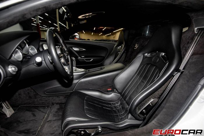  So với chiếc Mansory Linea Vivere đầu tiên, chiếc thứ 2 chỉ sở hữu bộ ghế thể thao được bọc da đơn sắc màu đen. 