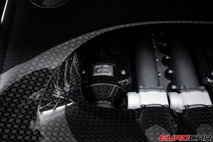  Ốp động cơ cũng được Mansory làm với chất liệu sợi carbon. 