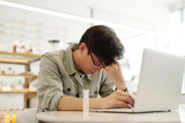  Học sinh dễ đau đầu khi phải nhìn màn hình máy tính, điện thoại quá lâu. Ảnh: Pexels. 