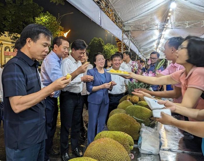 Các đại biểu đi kiểm tra và nếm thử những sản phẩm mít Sơn Tây mang đến hội thi.