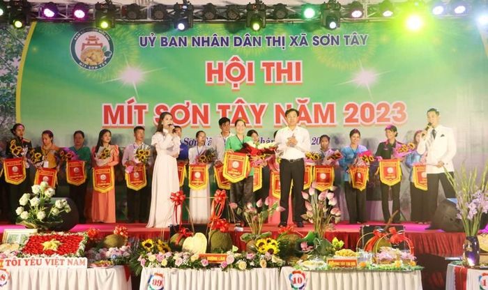 Ban Tổ chức trao giải cho các đơn vị đoạt giải tại hội thi.