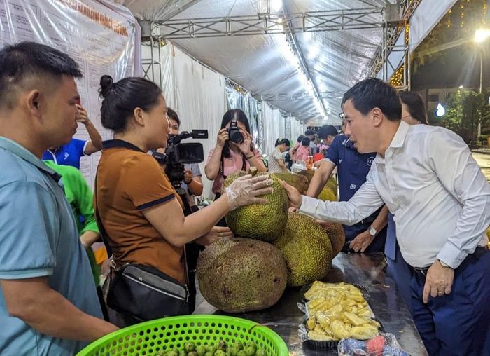 Bí thư Thị ủy Sơn Tây Trần Anh Tuấn trực tiếp đi kiểm tra và đánh giá những sản phẩm mít Sơn Tây tại hội thi.