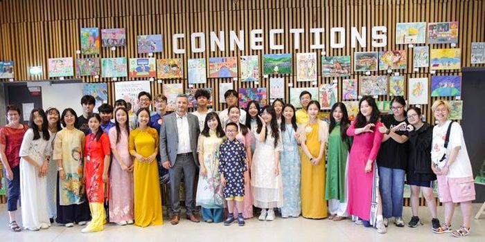 Triển lãm Connections và dự án Toucher Arts được thực hiện bởi 25 học sinh sinh viên người Việt và gốc Việt đến từ Mỹ, Pháp, Anh, Úc và Việt Nam