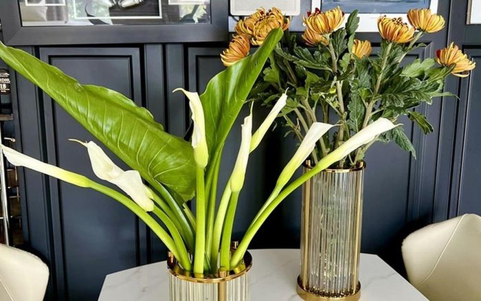 Lúc con gái đi học, cô có thời gian rảnh rỗi để cắm hoa, nữ ca sĩ thổ lộ: "Ốc đi học là mẹ lại rảnh điên lên... lại đi lùng các loại hoa đẹp về cắm tung tóe. Hôm nay là hoa rum và cúc hoàng đế".