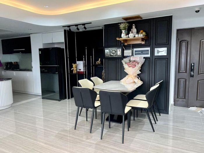 Căn hộ kết hợp hai tông màu chủ đạo đen và trắng, nội thất hiện đại, tiện nghi. Pha Lê cho hay cô tự lắp đặt, bố trí mọi thiết bị như bàn ghế, kệ tủ, đèn... và trang trí không gian sống theo tính cách, sở thích cá nhân.