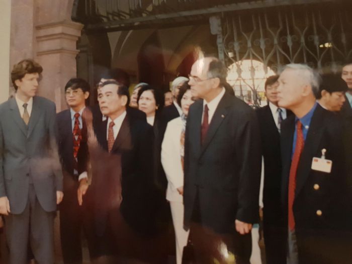 Ông Vũ Khoan (bìa phải) trong một sự kiện ở nước ngoài