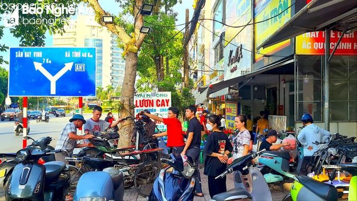  Một gia đình lựa chọn mua xe đạp điện. Ảnh: Ngọc Khánh 