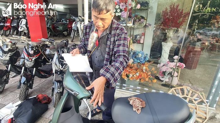  Các dịch vụ “ăn theo” tại điểm buôn bán xe máy, xe đạp điện thu nhập khá mỗi ngày. Ảnh: Ngọc Khánh 