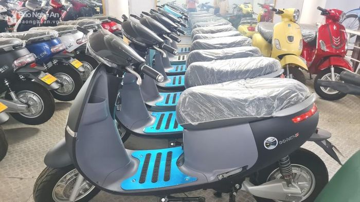 Các loại xe máy điện có giá dao động từ 15 - 18 triệu đồng/chiếc. Ảnh: Ngọc Khánh 