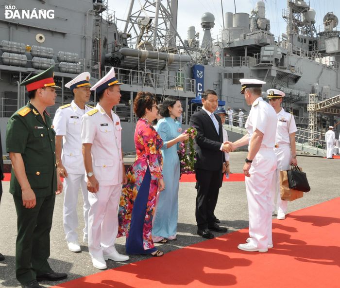 Phó Chủ tịch Thường trực UBND thành phố Hồ Kỳ Minh (thứ 3, phải sang) chủ trì lễ đón đoàn tàu Hải quân Hoa Kỳ. Ảnh: LÊ HÙNG