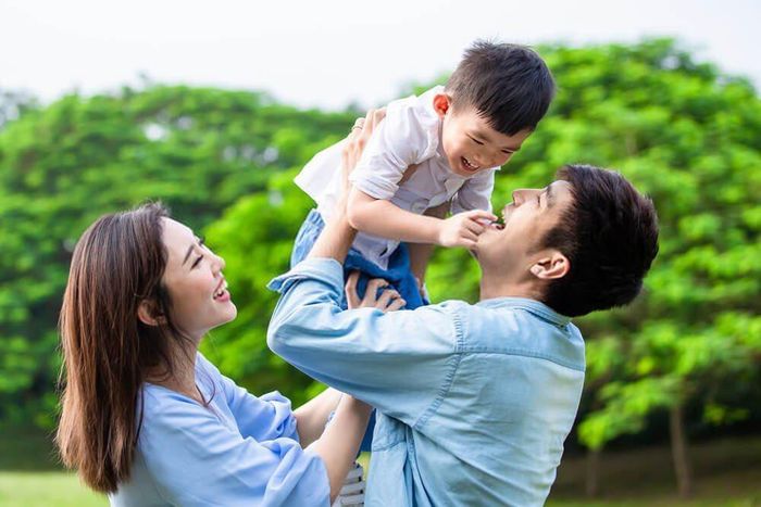 Niềm hạnh phúc hiện rõ trên khuôn mặt của đôi vợ chồng trẻ và đứa con trai khi được ở bên nhau.