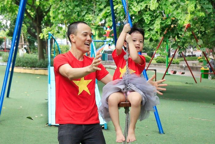 Vui chơi với con tại Công viên Nghĩa Đô (quận Cầu Giấy).