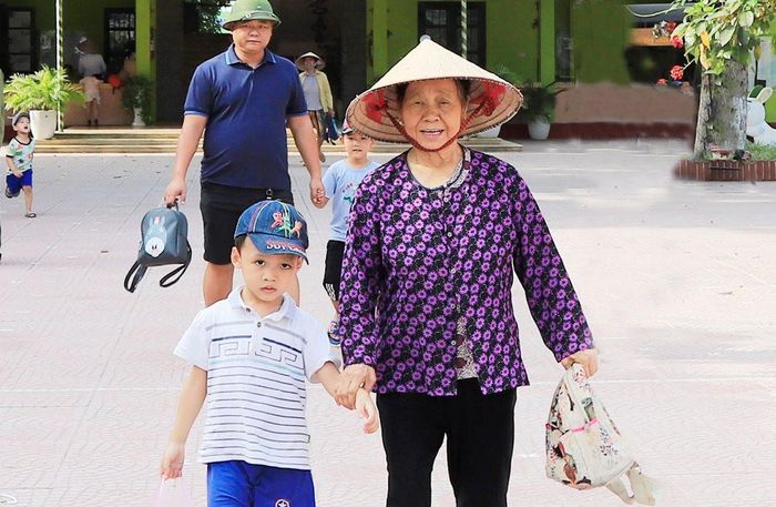 Bà đón cháu khi tan trường tại huyện Đông Anh.