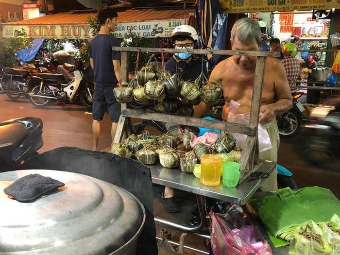 Nồi bánh bá trạng nấu liên tục vẫn không kịp chín để bán cho khách (Ảnh: Anh Thư).