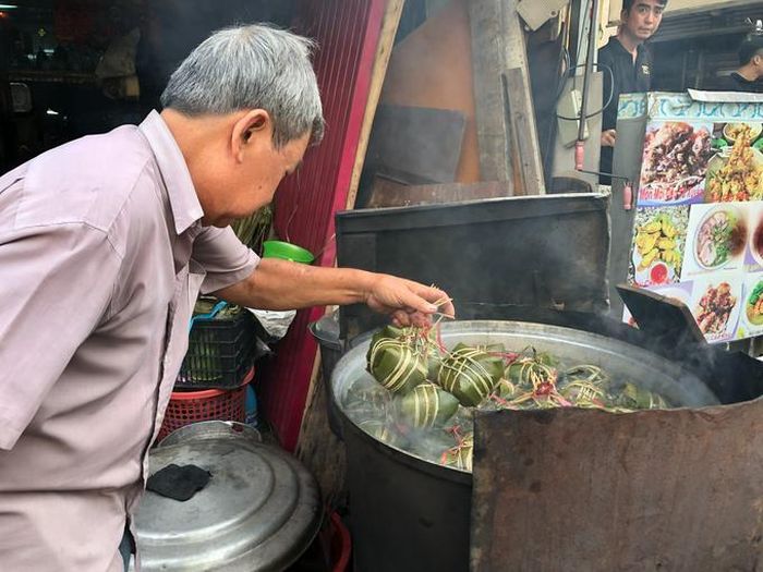 Dù đau nhức thường xuyên, ông Nhân vẫn cố phụ em gái bất kể ngày đêm (Ảnh: Anh Thư).