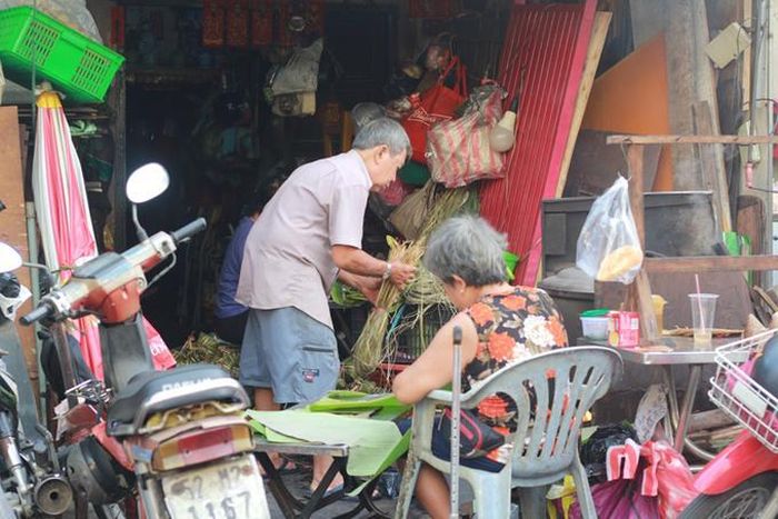 Hai anh em bà Yến nương tựa nhau, có gì ăn đó (Ảnh: Anh Thư).