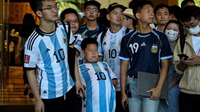 Doanh số bán áo của Messi luôn nhảy vọt khi anh về một đội bóng mới. Ảnh: GETTY.