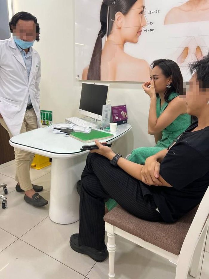 Hình ảnh được cho là Mai Ngô đến nghe bác sĩ thẩm mỹ tư vấn rò rỉ trên mạng (Nguồn: Internet)