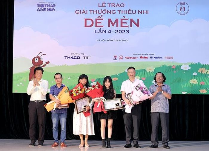 Nhà văn Mộc An (thứ 3, từ trái sang) nhận giải Khát vọng Dế Mèn