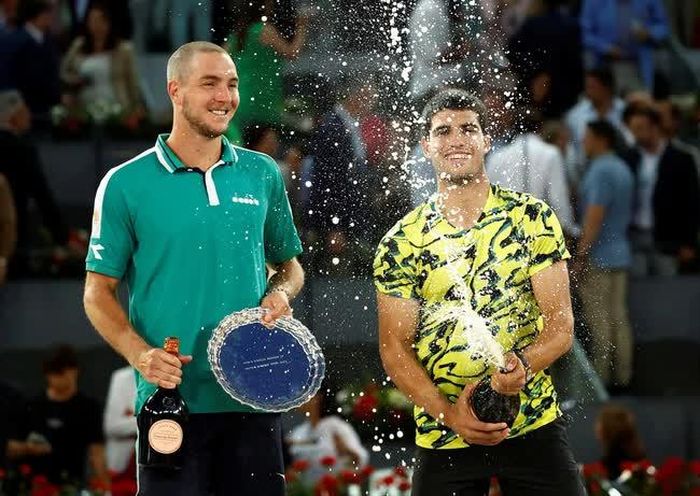 Jan Lennard Struff (trái) là tay vợt Lucky Loser đầu tiên lọt vào chung kết Masters 1000