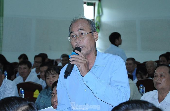 Cử tri thành phố Ngã Bảy kiến nghị tại hội nghị tiếp xúc cử tri. Ảnh: CK.