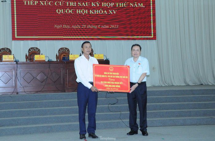 Phó Chủ tịch Thường trực Quốc hội Trần Thanh Mẫn trao tặng 20 căn nhà Đại đoàn kết cho các hộ nghèo thành phố Ngã Bảy, tỉnh Hậu Giang. Ảnh: CK.