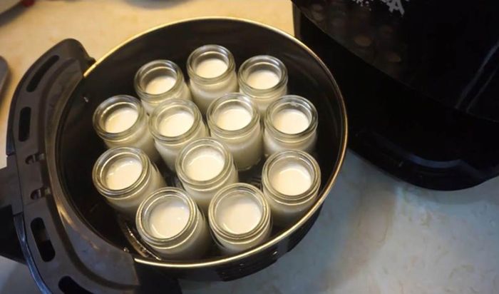 Ủ sữa chua bằng nồi chiên không dầu (Ảnh: dienmayxanh)