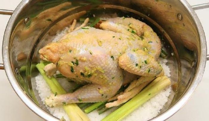 Cách luộc gà không cần nước với muối, lá chanh, sả và rượu
