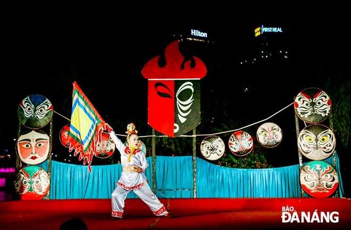 Tiết mục "Ngọn tiểu kỳ" do diễn viên Bích Phượng biểu diễn được khán giả bình luận là rất hay.