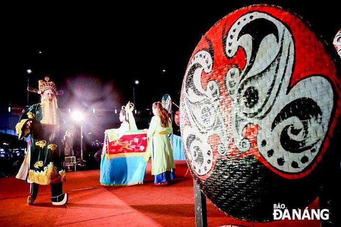 Những màn biểu diễn tuồng trong khuôn khổ chương trình "Tuồng xuống phố" mang đến cho người dân, du khách những phút giây thư giãn giá trị.