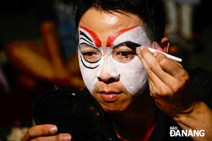 Các nghệ nhân trang điểm để chuẩn bị cho đêm hội mang tên "Tuồng xuống phố".