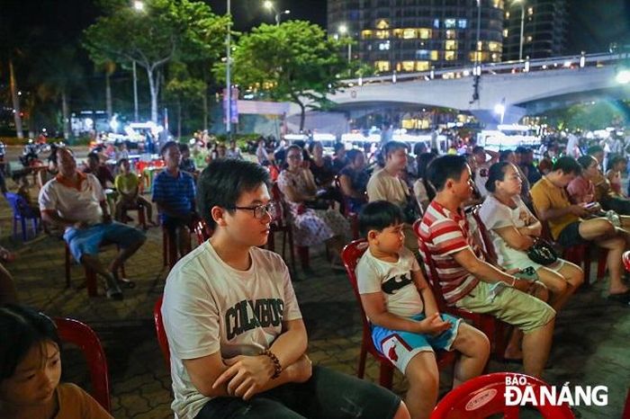 Đông đảo bạn trẻ đến xem buổi biểu diễn.