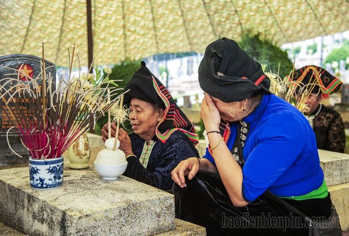 Thân nhân liệt sĩ không cầm được nước mắt khi đón các anh trở về quê hương.
