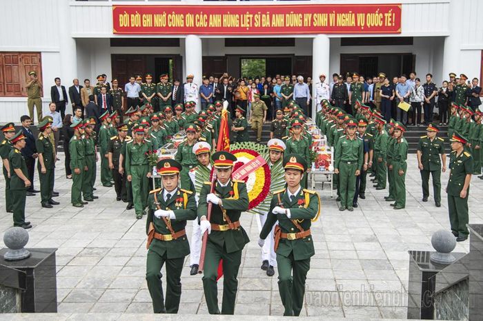 Lễ truy điệu và an táng các liệt sĩ quân tình nguyện được tổ chức tại Nghĩa trang Liệt sĩ Tông Khao, xã Thanh Nưa, huyện Điện Biên.