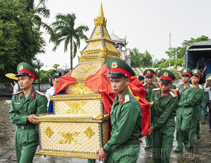 Hài cốt của các anh được để trong quan tài truyền thống của nước bạn Lào và phủ quốc kỳ 2 nước.