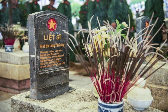 Sau nhiều năm nằm lại trên đất bạn, nay các anh đã được yên nghỉ trong lòng đất mẹ.