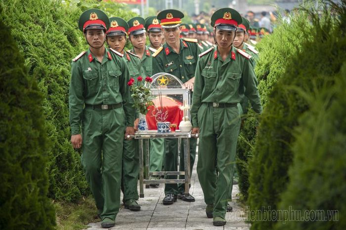 Hài cốt các liệt sĩ được đưa đến nơi an táng trong không khí trang nghiêm…