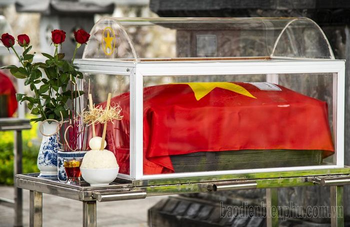 Lá quốc kỳ đỏ thắm bao bọc hài cốt những người con ưu tú của dân tộc đã ngã xuống vì sứ mệnh quốc tế cao cả.
