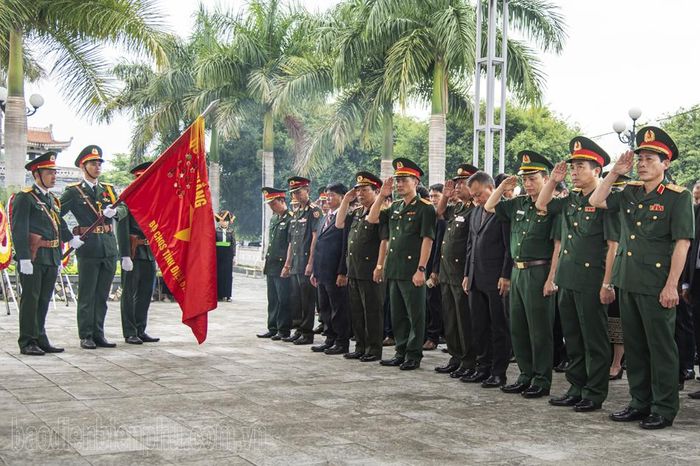 Cán bộ, chiến sĩ và nhân dân 2 nước Việt – Lào tưởng nhớ công lao của các liệt sĩ trong niềm xúc động.