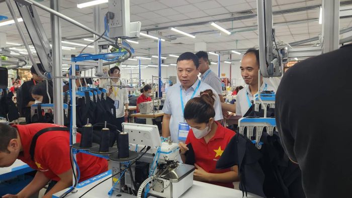 Công nhân May 10 sản xuất với các sản phẩm máy may A.M.H công nghệ mới tích hợp số hóa của Jack 