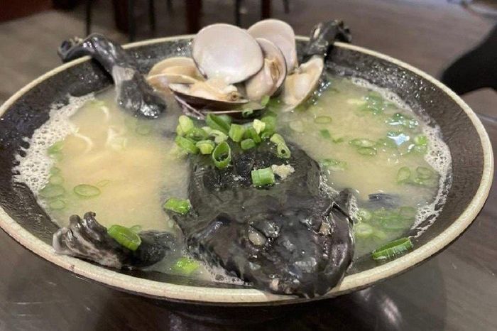  Nhiều người cảm thấy sợ bát mì ếch nguyên da của nhà hàng ở Đài Loan. Ảnh: Yuan Ramen. 