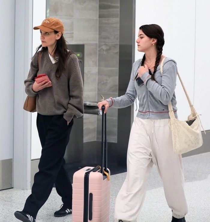 Suri và mẹ Katie Holmes xuất hiện ở sân bay sân bay quốc tế Los Angeles tối 24/4. Không chỉ gương mặt đẹp, Suri còn thừa hưởng vóc dáng cao ráo của mẹ. Holmes cao 1,75 m và con gái tuổi teen không chênh lệch nhiều khi đứng cạnh cô. People nhận định trong tương lai gần, Suri là mỹ nhân được săn đón. Ảnh: Grosby.