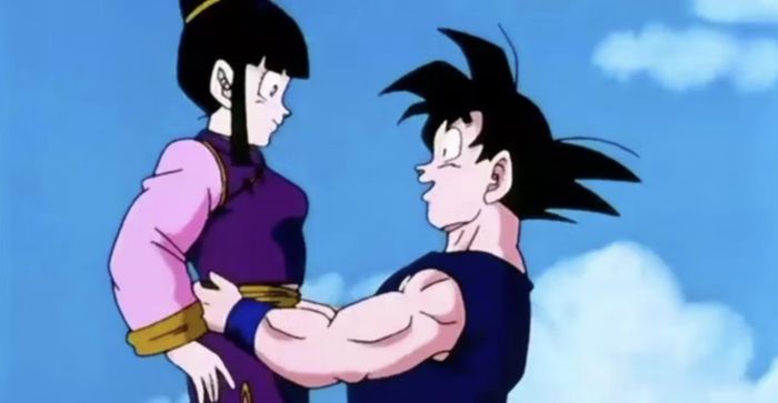 Nhân vật tiếp theo trong gia đình Goku là Chichi - người vợ nóng tính của anh. Chichi xuất hiện từ những chương đầu tiên của bộ truyện, càng về sau càng ít đất diễn. Nhưng không vì thế mà độc giả không để tâm đến nhân vật này. Cô ấy là người hiếm hoi có thể áp chế hoàn toàn Goku và Gohan. Thực tế, vai trò của Chichi trong truyện cũng gây ra đôi chút tranh cãi cho cộng đồng người hâm mộ. Rất nhiều người cảm thấy tiếc nuối khi Gohan - nhân vật được xây dựng với tiềm năng khổng lồ - bị ép đi theo con đường khác chứ không phải là một chiến binh. Nhưng nếu đứng trên góc độ của người mẹ, những điều ấy hoàn toàn có thể lý giải, ai cũng muốn con mình được học hành đầy đủ và quan trọng nhất là luôn an toàn, khỏe mạnh. Ảnh: CBR.